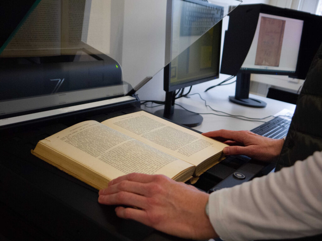 Buchscanner im D-Lab