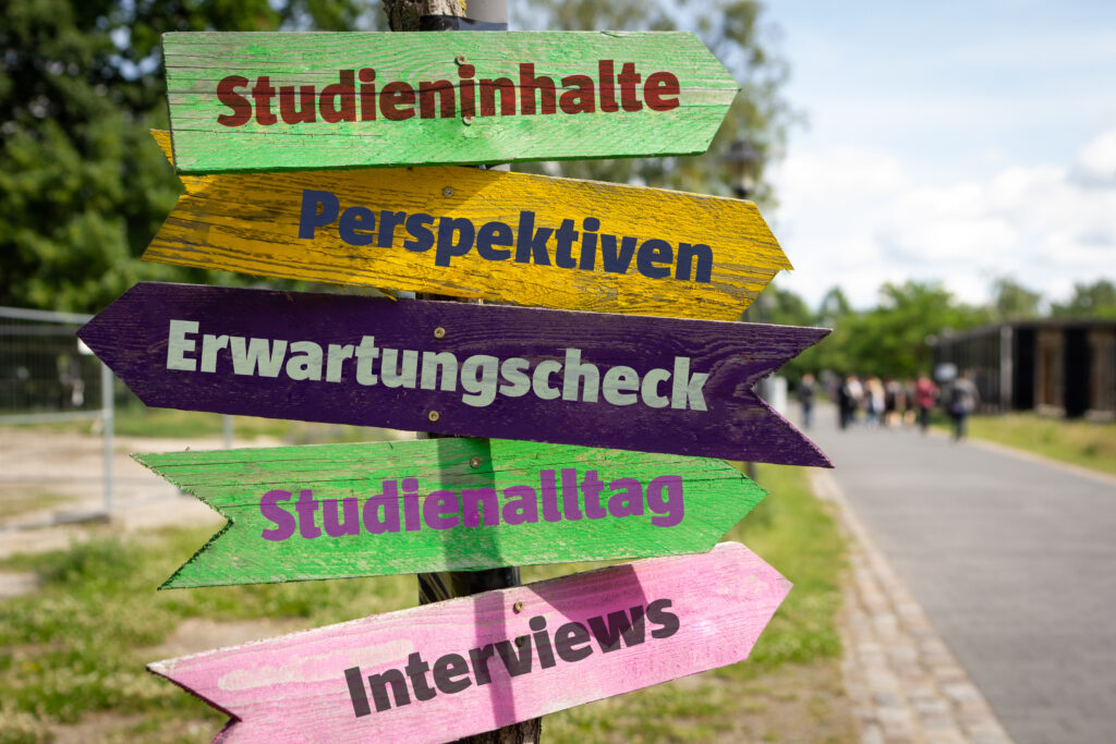 Bunter Richtungsweiser auf dem FHP-Campus, editiert.